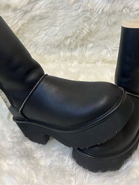 UGG Black Women’s Esmee Platform Fur-Trim Chunky Leather Heel Boots. Size 9
